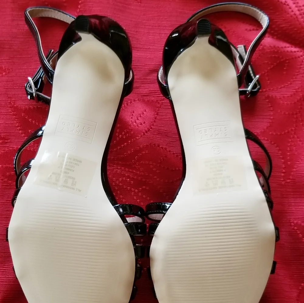 Simply Styled Black Shes - Picture 4 of 6